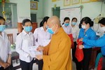 Hòa thượng Thích Trí Minh trao quà đến đoàn viên và người lao động khó khăn chịu ảnh hưởng dịch bệnh Covid -19 