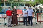 Thượng tọa Thích Lệ Quang cùng Hội Chữ thập đỏ, Ủy ban MTTQVN quận 8 tặng quà tại khu cách ly 