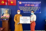 Hòa thượng Thích Minh Truyền trao số tiền ủng hộ đến bà Lê Thị Bấc, Phó Chủ tịch Ủy ban MTTQVN TP.Thủ Đức