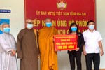 Thượng tọa Thích Giác Hiền trao bảng ủng hộ phòng chống Covid-19