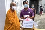 Thượng tọa Thích Minh Lộc tặng quà đến bà con tại khu vực cách ly