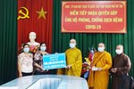 Thượng tọa Thích Quảng Lộc trao tiền ủng hộ đến bà Lê Thị Hồng Trang, Phó Chủ tịch UB MTTQVN TP.Mỹ Tho 