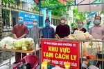  Chư tăng chùa Văn Thánh chia sẻ những suất cơm yêu thương đến người dân khu phong toả