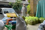 Chùa Pháp Võ trao tặng 700 phần quà tại khu cách ly, phong tỏa TP.HCM - Ảnh: CTV