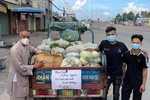 Rau củ quả được vận chuyển bằng xe ba gác đến các khu cách ly