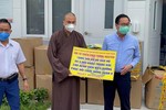 Đại đức Thích Minh Phú trao tặng đồ bảo hộ đến Bệnh viện Điều dưỡng quận 8, TP.HCM