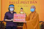 Hòa thượng Thích Thiện Nhơn trao 2 tỷ đồng đến bà Tô Thị Bích Châu nhằm đóng góp quỹ phòng chống Covid-19 của Thành phố - Ảnh: Công Minh