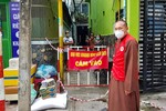 Chùa Vạn Liên cúng dường 10 tự viện trên địa bàn quận 8 trong mùa giãn cách
