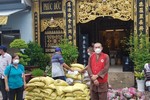 Thượng tọa Thích Lệ Quang, trụ trì chùa Vạn Liên tặng quà đến các khu cách ly, người cơ nhỡ