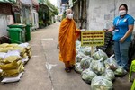 Thượng tọa Thích Minh Lộc tặng đến đại diện phương để giúp người dân khu cách ly