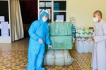 Tiếp nhận quà tặng để chuyển đến y bác sĩ Bệnh viện Hồi sức Covid-19 
