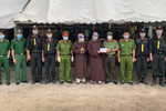 Hòa thượng Thích Huệ Thông trao quà, động viên lực lượng kiểm dịch tại chốt kiểm dịch thuộc Trại giam Bố Lá - Ảnh: PGBD