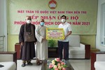 Đại diện Ủy ban MTTQVN tỉnh Bến Tre tiếp nhận lương thực, thực phẩm của Ban Trị sự Phật giáo tỉnh gởi bà con TP.HCM