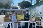 Sư cô Thích nữ Huệ Đức trao quà hỗ trợ y bác sĩ Bệnh viện Quân y 175 hỗ trợ tuyến đầu chống Covid-19- Ảnh: QÂTV