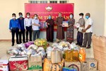 Đại đức Thích Minh Phương trao quà tại Ủy ban MTTQ huyện Buôn Đôn để ủng hộ bà con cách ly