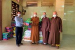 Ông Lê Thanh Tuấn tiếp nhận quà từ chư Tăng chùa Ấn Quang để tặng đến bà con phường 9