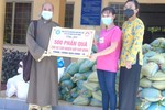 Đại đức Thích Trí Thuận trao 500 phần quà đến bà con trong khu cách ly