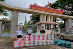 Ban Hướng dẫn Phân ban Gia đình Phật tử tỉnh Đắk Nông tặng quà khu vực cách ly tại Trường Quân sự huyện Đắk Song