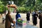Tu viện Vạn Hạnh cúng dường Tăng Ni, hỗ trợ gia đình khó khăn trong khu phong tỏa
