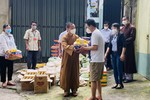 Đại đức Thích Thiện Mỹ tặng 100 phần quà lương thực, nhu yếu phẩm đến những gia đình khó khăn