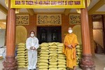 Tịnh xá Trung Tâm trao quà hỗ trợ những gia đình khó khăn đang cách ly, phong tỏa phòng Covid-19