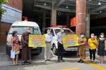 Đại đức Thích Minh Phú, mạnh thường quân tặng 2 xe cứu thương đến Ban Giám đốc Bệnh viện Đại học Y dược TP.HCM