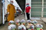 Đại đức Thích Nguyên Thông chuẩn bị trao những phần quà (đợt 2) đến cho bà con có hoàn cảnh khó khăn