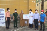 Chư tôn đức trao trang thiết bị y tế đến Bệnh viện Dã chiến số 6