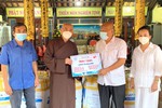 Hòa thượng Thích Huệ Thông trao 1.000 bộ thuốc, thiết bị y tế đến đại diện Ủy ban MTTQVN tỉnh - Ảnh: Huệ Nghiêm