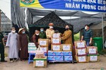 Thượng tọa Thích Nguyên Thành trao quà động viên lực lượng kiểm dịch phòng Covid-19