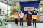 Đại đức Thích Trung Mỹ trao học bổng cho sinh viên xã Phước Lại