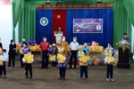 Các em học sinh được tặng quà, học bổng nhân Tết Trung thu