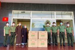 Hòa thượng Thích Thiện Minh tặng 10.000 khẩu trang đến lực lượng công an thuộc Đội An ninh TP.Thủ Đức
