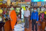 Thăm, tặng quà đến chư Tăng chùa Thứ Năm