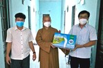 Ban Tôn giáo tỉnh tặng quà động viên các tình nguyện viên Phật giáo tỉnh tham gia chống dịch