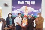 Ông Nguyễn Văn Được, Bí thư Tỉnh ủy Long An trao quà đến chư tôn đức Ban Trị sự huyện Thủ Thừa