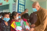Chùa Quan Âm trao quà đến các em học sinh