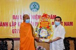 Ông Nguyễn Văn Phích đại diện lãnh đạo Tỉnh ủy trao quà chúc mừng Giáo hội tỉnh đến Hòa thượng Danh Đổng