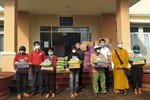Đại đức Thích Quảng Phước trao tặng 260 phần quà đến người dân đang thực hiện cách ly phòng Covid-19