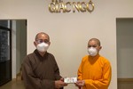 Đại đức Thích Pháp Đăng đến đại diện Ban Từ thiện - Xã hội báo Giác Ngộ 72,2 triệu đồng từ sự ủng hộ của Phật tử Đạo tràng Pháp Hoa miền Bắc 