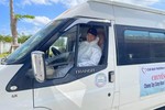 Thầy Phương trên chuyến xe chở học sinh đi chữa bệnh của mình