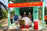 Ban Từ thiện - Xã hội báo Giác Ngộ bàn giao nhà đến gia đình bà Như Tuyết - Ảnh: TQ