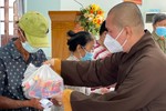 Đoàn thiện nguyện thiền tự Phước Quang trao quà tại huyện Xuyên Mộc