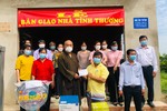 Ban Từ thiện - Xã hội báo Giác Ngộ bàn giao nhà tình thương đến gia đình anh Nguyễn Văn Long - Ảnh: TQ