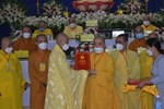 Hòa thượng Thích Từ Tánh trao quyết định của Thường trực Ban Trị sự GHPGVN TP.Đà Nẵng