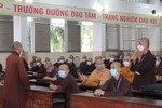 Tăng sinh nêu câu hỏi đến đại diện Ban Giám hiệu