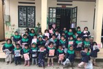 Trao quà cho các bé trường mầm non các bản Lếch Mông, Phùng Mông, Bàn Sái, Bản Kim, Bản Tòng