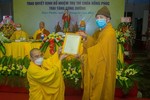 Đại đức Thích Giác Đạt đón nhận quyết định từ Hòa thượng Thích Thiện Thành, Trưởng ban Trị sự tỉnh 