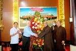Ông Nguyễn Minh Triết trao tặng lẵng hoa chúc mừng Ban Trị sự trước thềm Đại hội Phật giáo tỉnh Bình Dương