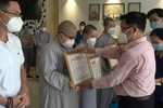 Ông Lưu Mạnh Hải, đại diện Ủy ban MTTQVN TP.HCM trao Bằng khen đến tình nguyện viên Phật giáo